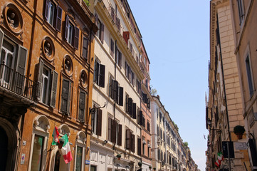 Fototapeta na wymiar Immeubles haut en couleur dans les rues de Rome