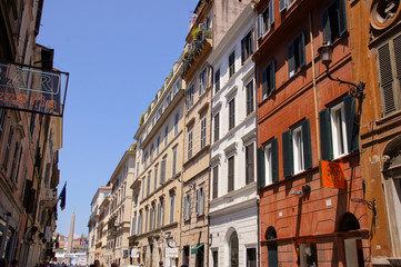Immeubles haut en couleur dans les rues de Rome