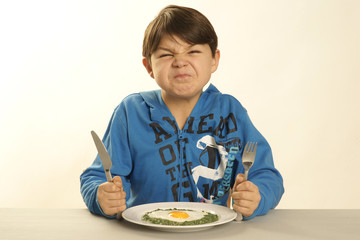 Kleiner Junge mag sein Essen nicht