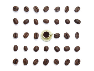 コーヒー豆とコーヒーカップ