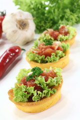 Maiskörbchen mit frischer Tomatensalsa