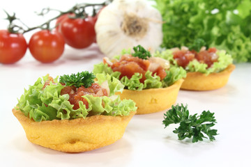 gebackene Maiskörbchen mit Tomatensalsa