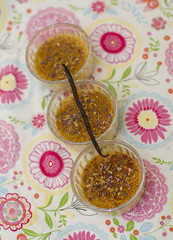 crème brûlée à la vanille et aux fleurs