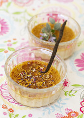 crème brûlée à la vanille et aux fleurs