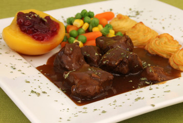 Wildschweinragout in Portweinsoße