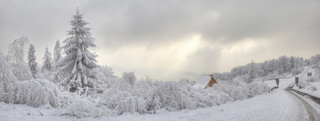 Piękna zima w polskich górach Beskidach