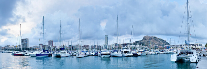 Naklejka premium Tarde en el puerto de Alicante