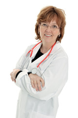 Ältere Ärztin mit verschränkten Armen