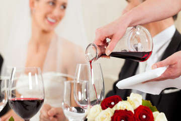 Hochzeitsgesellschaft beim Hochzeitsmahl