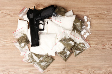 Cocaine and marihuana in packages and handgun