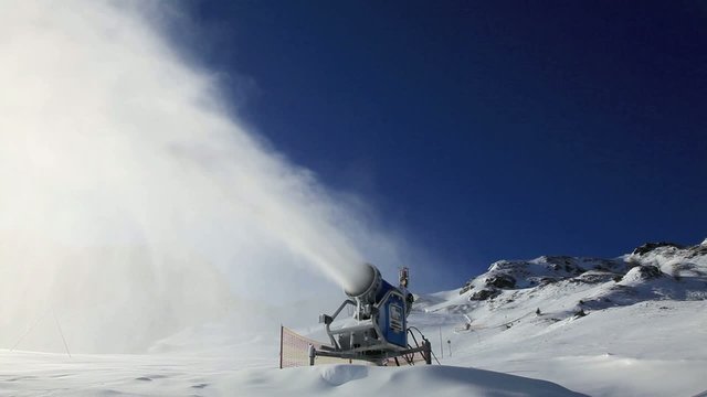 Schneekanone vor Bergpanorama