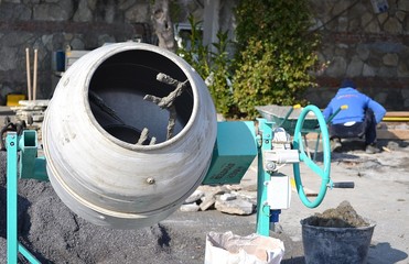 Betoniera in un cantiere © photoiron