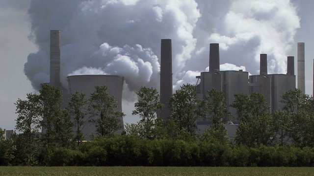 Kohlekraftwerk produziert Strom und viele Abgase