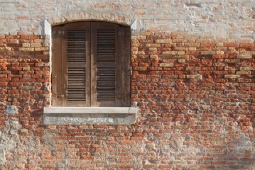 Fototapeta na wymiar Окно и старая стена