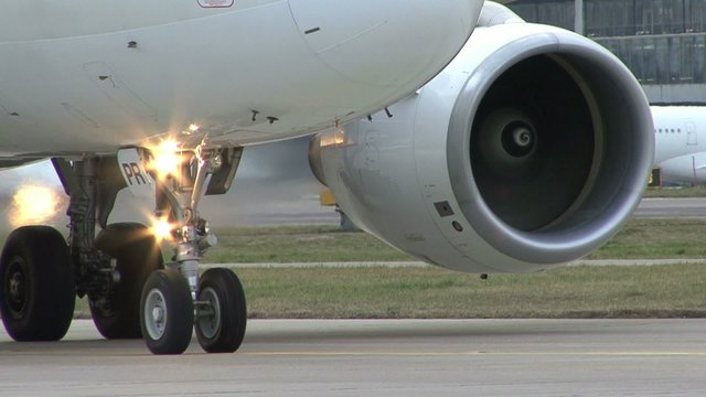 Flugzeug wartet auf dem Vorfeld auf den Start