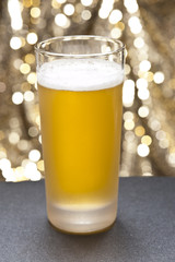 Bier glasses in front of a colorful background