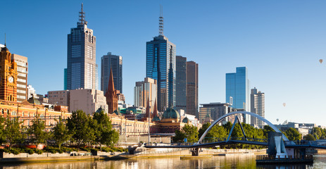 Melbourne skyline looking towards flinders station - obrazy, fototapety, plakaty