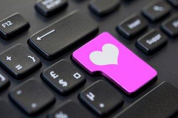 Touche coeur rose sur un clavier d'ordinateur