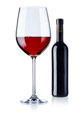 Rotweinglas und Flasche