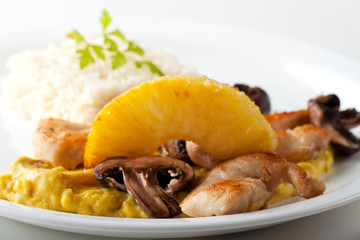 Chicken Curry mit Reis und Ananas