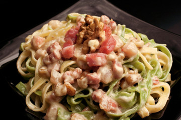 Tagliatelle paglia e fieno con sugo alle noci e pancetta.