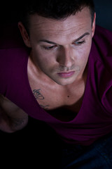 junger nachdenklicher mann