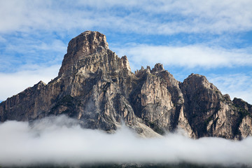 Fototapeta na wymiar Berge in den Alpen mit Wolken