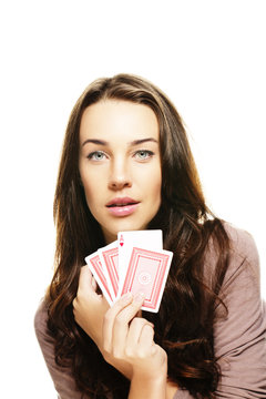 sch&ouml;ne frau mit poker karten auf weissem hintergrund