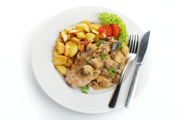 Jägerschnitzel mit Bratkartoffeln