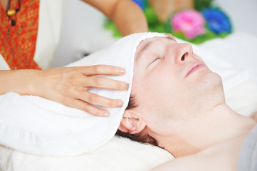 Obraz na płótnie Canvas Traditional thai massage health care head kneading