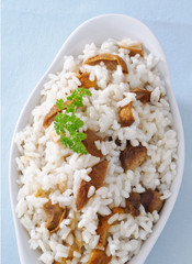 Risotto con funghi nel piatto ovale