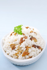 Risotto con funghi nel piatto ovale