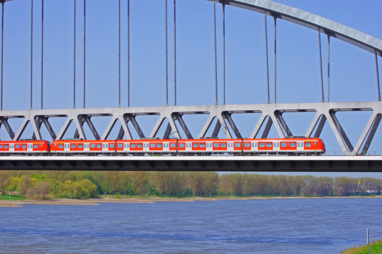Nahverkehrszug auf einer Eisenbahnbr&uuml;cke