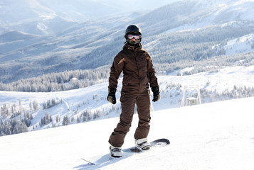 Fototapeta na wymiar Kobieta snowboarder na stoku góry