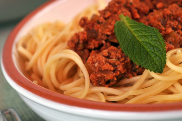 Spaghettis à la bolognaise et menthe