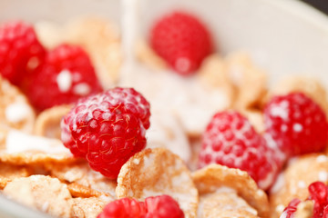 Cornflakes with milk and raspberries