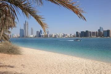 Gordijnen Strand en skyline van Abu Dhabi, Verenigde Arabische Emiraten © philipus