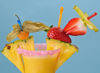 Cocktail mit Ananas, Erbeeren, Sternenfrucht und Physalis