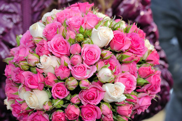 Hand of the bride on a beautiful bouquet from roses