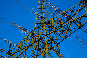 Strommast, Hochspannung