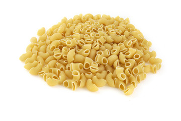 nouilles, coudes rayés sur fond blanc