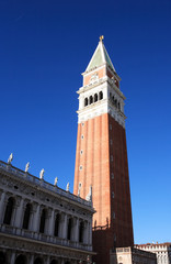 Fototapeta na wymiar Dzwonnica w Wenecji