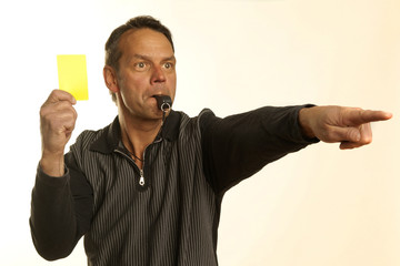 Schiedsrichter zeigt die gelbe Karte