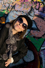 femme devant les graffitis