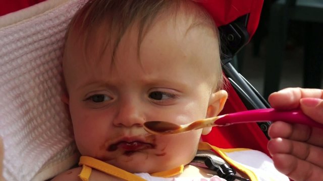 bambina mangia la merenda