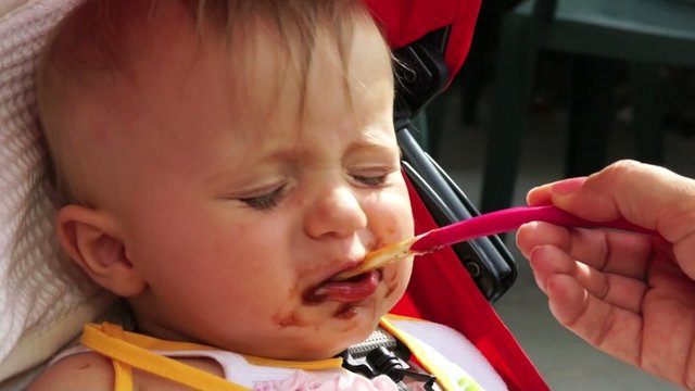 bambina mangia la merenda