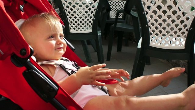 bambina bimba gioca sul passeggino
