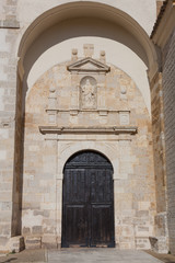 Fototapeta na wymiar Entrada de la iglesia de San Andres, Carrion de los Condes, Tier
