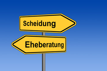 Umleitungsschild Scheidung Eheberatung vor blauem Himmel