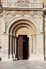 Fototapeta na wymiar Basilica de San Isidoro, León, Castilla y León, España